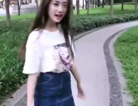 眼镜小姐姐游泳,展现泳姿风采